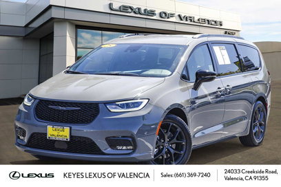 Used 2024 Chrysler Pacifica Touring-L w/ Uconnect Theater Family Group