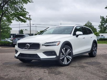 Certified 2025 Volvo V60 B5 Cross Country Plus w/ Protection Package Premier