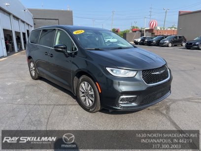 Used 2024 Chrysler Pacifica Select