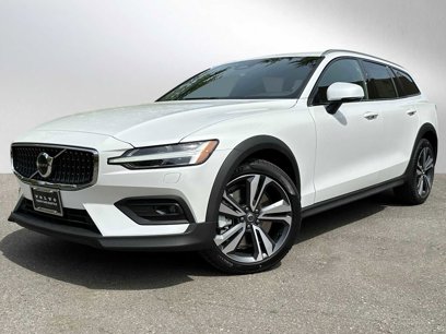 New 2025 Volvo V60 B5 Cross Country Plus w/ Climate Package