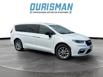 New 2025 Chrysler Pacifica Select