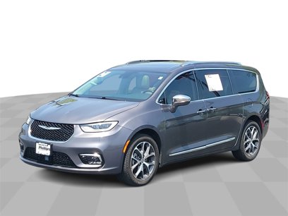 Used 2021 Chrysler Pacifica Limited w/ Uconnect Theater Family Group