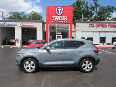 Used 2021 Volvo XC40 T5 Momentum