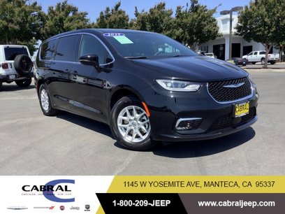 Used 2025 Chrysler Pacifica Select