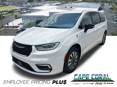 New 2025 Chrysler Pacifica Select w/ Uconnect Theater Family Group