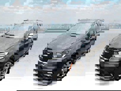 Used 2021 Chrysler Pacifica Limited w/ Uconnect Theater Family Group
