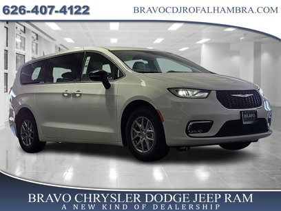 New 2025 Chrysler Pacifica Select