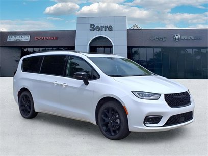 Used 2024 Chrysler Pacifica Limited w/ Uconnect Theater Family Group