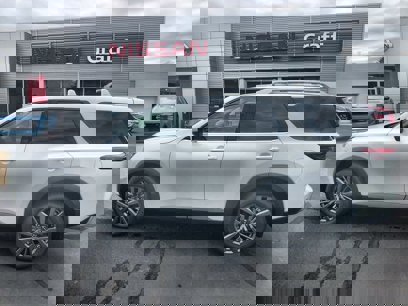 New 2025 Nissan Pathfinder SL w/ SL Premium Package