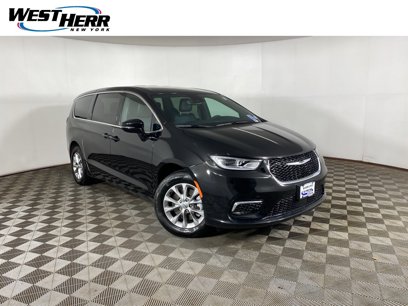 Used 2025 Chrysler Pacifica Select
