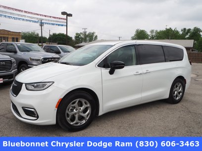 New 2024 Chrysler Pacifica Limited w/ Uconnect Theater Family Group