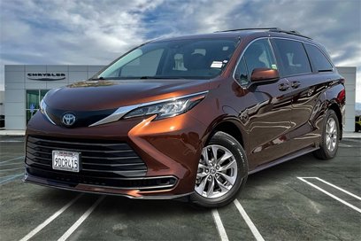 Used 2022 Toyota Sienna LE w/ LE Plus Package