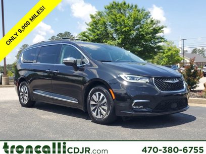 Certified 2022 Chrysler Pacifica Limited w/ Uconnect Theater Family Group