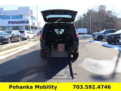 Used 2025 Chrysler Pacifica Select