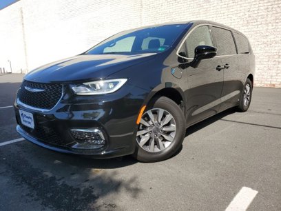 Used 2025 Chrysler Pacifica Select