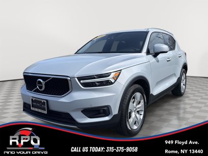 Used 2022 Volvo XC40 T5 Momentum