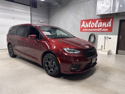Used 2022 Chrysler Pacifica Touring-L w/ Uconnect Theater Family Group