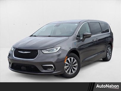 Used 2022 Chrysler Pacifica Touring-L w/ Uconnect Theater Family Group