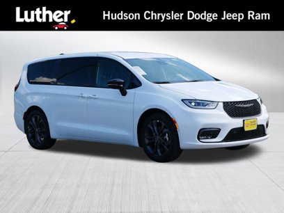 New 2026 Chrysler Pacifica Select