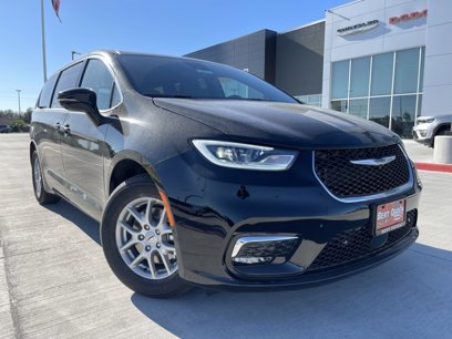New 2025 Chrysler Pacifica Select