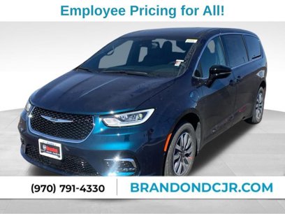 New 2025 Chrysler Pacifica Select