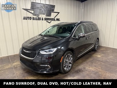 Used 2022 Chrysler Pacifica Limited w/ Uconnect Theater Family Group