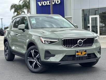 New 2025 Volvo XC40 B5 Core w/ Climate Package