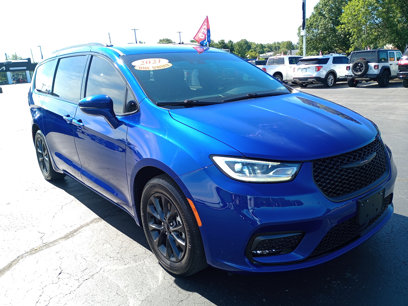 Used 2021 Chrysler Pacifica Touring w/ Uconnect Theater Family Group