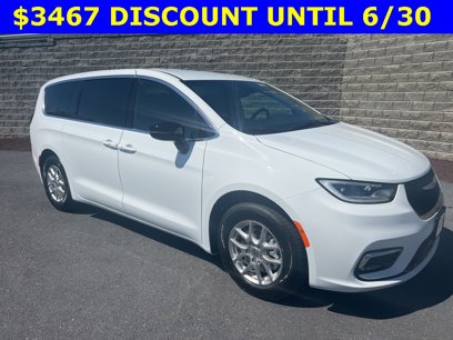 New 2025 Chrysler Pacifica Select
