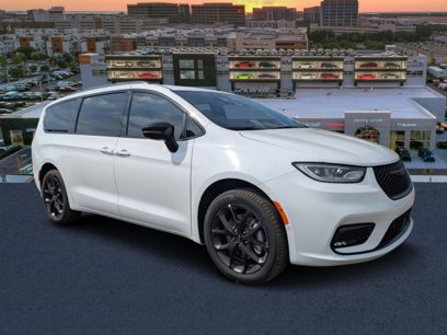 New 2025 Chrysler Pacifica Limited