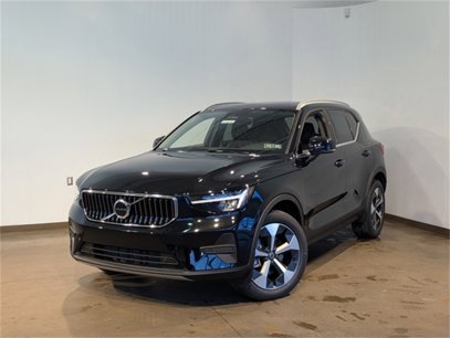 New 2025 Volvo XC40 B5 Core w/ Climate Package