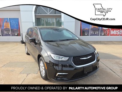 Used 2025 Chrysler Pacifica Select