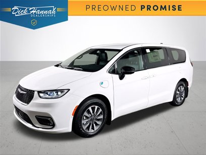 Used 2025 Chrysler Pacifica Select w/ Uconnect Theater Family Group