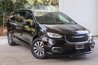 New 2025 Chrysler Pacifica Select