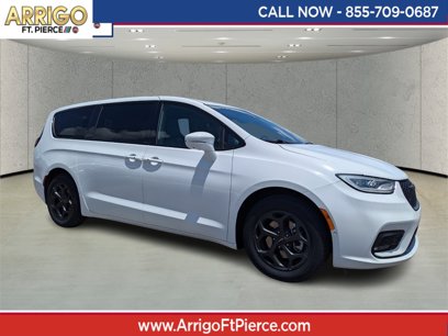 Used 2022 Chrysler Pacifica Limited w/ Uconnect Theater Family Group