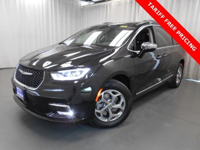 New 2023 Chrysler Pacifica Limited w/ Uconnect Theater Family Group