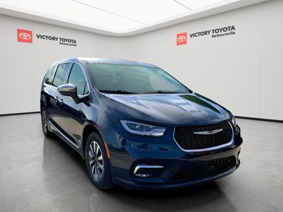 Used 2023 Chrysler Pacifica Limited w/ Uconnect Theater Family Group