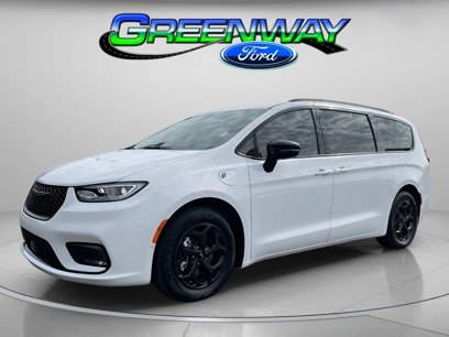 Used 2025 Chrysler Pacifica Premium