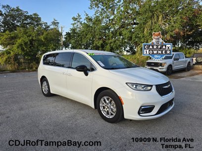 Used 2024 Chrysler Pacifica Touring