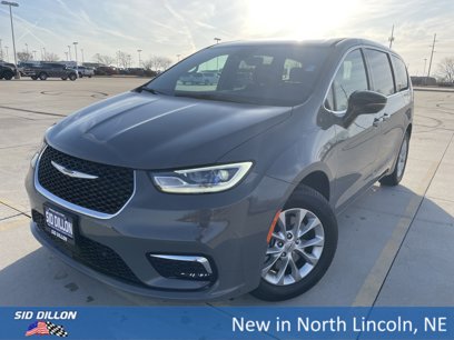 New 2025 Chrysler Pacifica Select