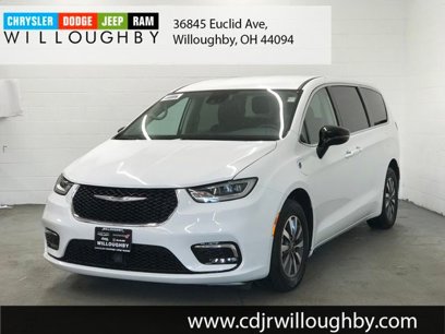 Used 2024 Chrysler Pacifica Select