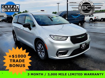 Used 2024 Chrysler Pacifica Select
