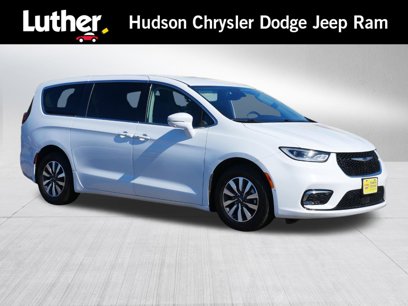Used 2022 Chrysler Pacifica Touring-L w/ Uconnect Theater Family Group