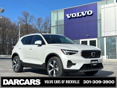 New 2025 Volvo XC40 B5 Core w/ Climate Package