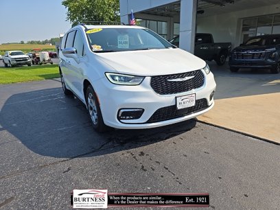 Used 2022 Chrysler Pacifica Limited w/ Uconnect Theater Family Group