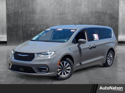 Used 2022 Chrysler Pacifica Touring-L w/ Uconnect Theater Family Group
