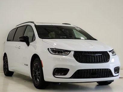 New 2025 Chrysler Pacifica Select