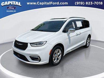 Used 2022 Chrysler Pacifica Limited w/ Uconnect Theater Family Group