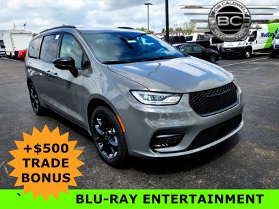 New 2025 Chrysler Pacifica Limited w/ Uconnect Theater Family Group