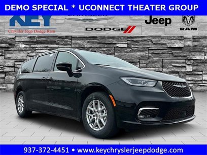 New 2025 Chrysler Pacifica Select w/ Uconnect Theater Family Group